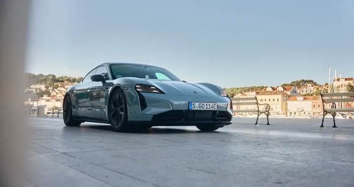 Porsche, la transizione verso l'elettrico richiederà più tempo. Rivisti gli obiettivi