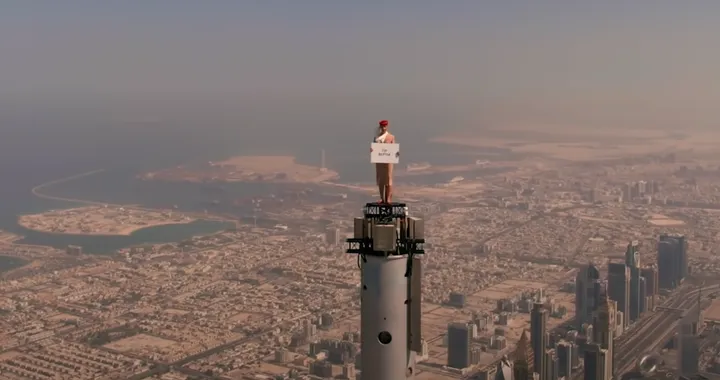 Emirates sul tetto del mondo: la pubblicità sulla punta del Burj Khalifa è da brividi