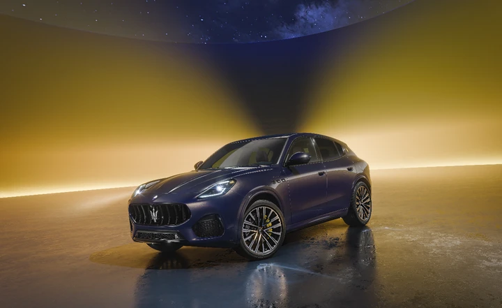 Maserati punta sull'eleganza con la nuova Grecale Lumina Blu