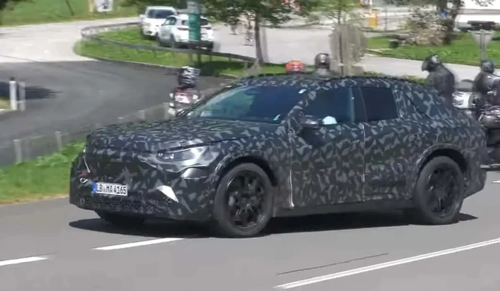 Mercedes-AMG, il super SUV elettrico pizzicato su strada | Video