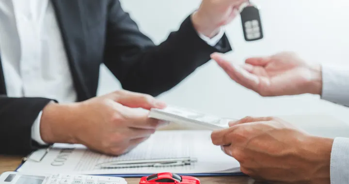Mercato auto UE: immatricolazioni in lieve calo, ma crescono elettriche e ibride