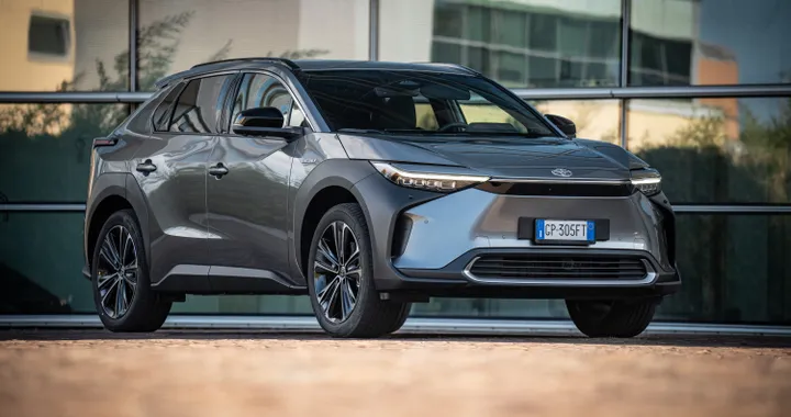 Toyota bZ4X, nuovi allestimenti per il SUV elettrico. Prezzi