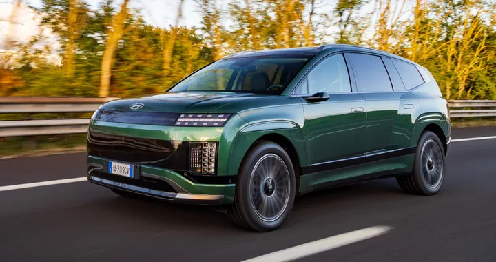 Nuova Hyundai IONIQ 9 arriva in Italia, ordini al via: allestimenti e prezzi del SUV elettrico