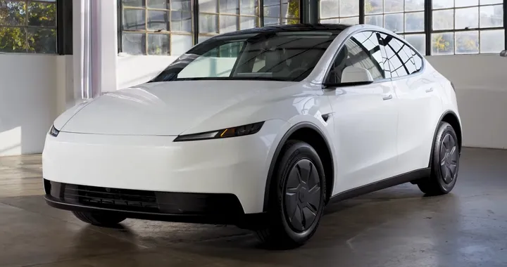 Tesla Model Y Standard: il tetto in vetro c'è ancora ma da dentro non si vede