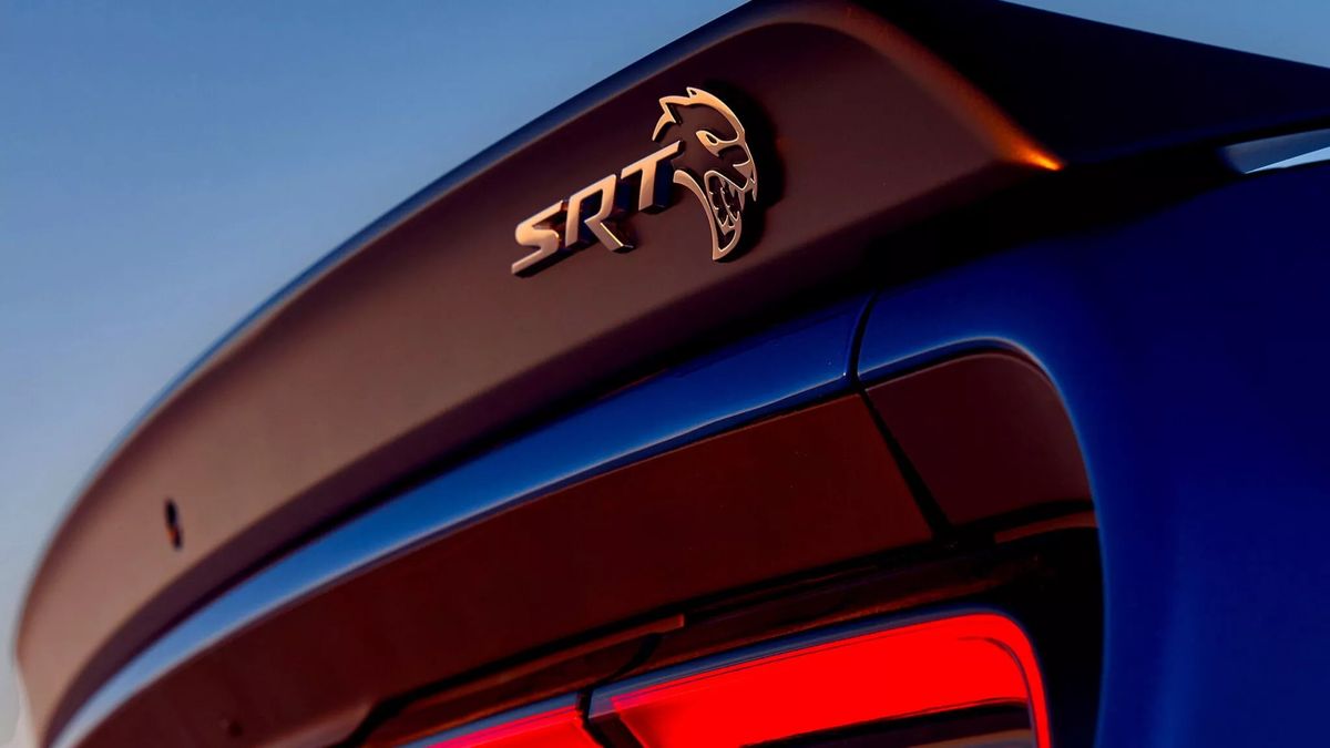 Le auto devono continuare a far rumore. Stellantis riporta in vita il marchio SRT