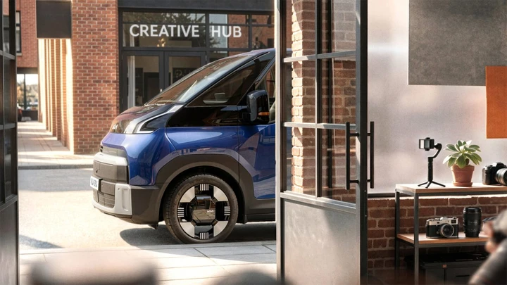 Kia PV7, il nuovo maxi van elettrico si mostra per la prima volta: il teaser