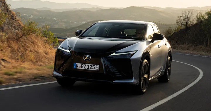 Lexus RZ 2025: nuova batteria per più autonomia. C'è lo steer-by-wire