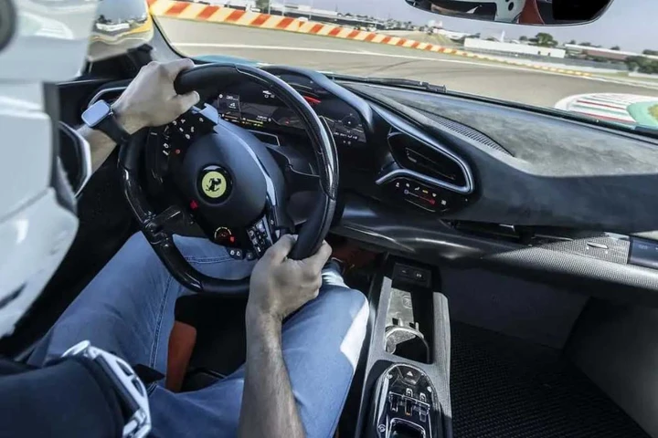 La prossima Ferrari non sarà elettrica: spiata in strada