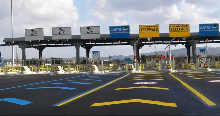 La ricarica delle auto elettriche arriva in autostrada: il piano di ASPI