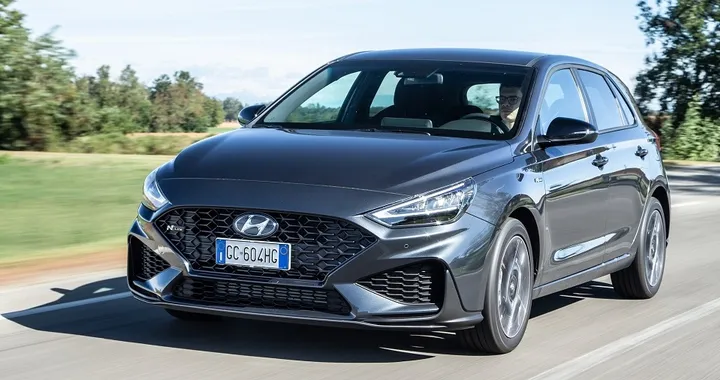 Hyundai i30, il restyling arriva in Italia: tanta tecnologia e motori ibridi