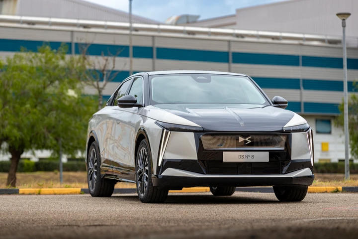 DS N°8: il crossover elettrico di lusso che nasce a Melfi. Prezzi da 58.900 euro