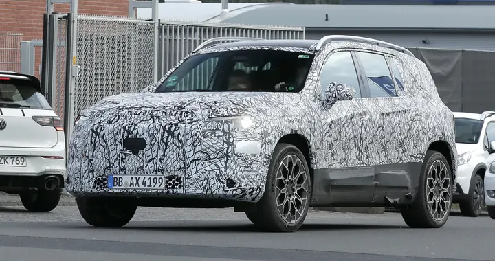 Mercedes GLB elettrica pizzicata su strada: le nuove foto spia svelano il futuro del SUV
