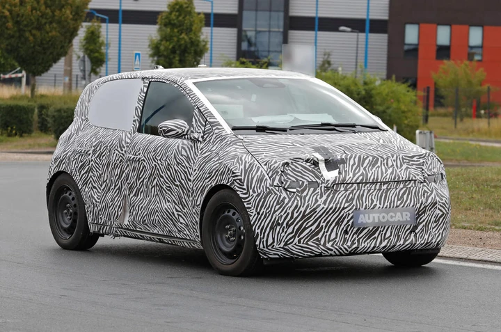 Nuova Renault Twingo elettrica 2026: city car da meno di 20 mila euro | Foto spia