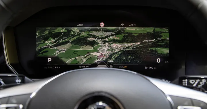 Bosch: il display curvo in auto con Innovision Cockpit di Touareg