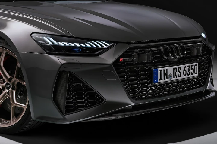 Nuova Audi RS6, il test finisce male: botto contro le barriere del Nürburgring