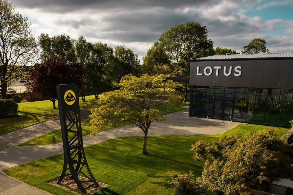 Lotus nega la chiusura dello stabilimento di Hethel per spostare la produzione negli USA