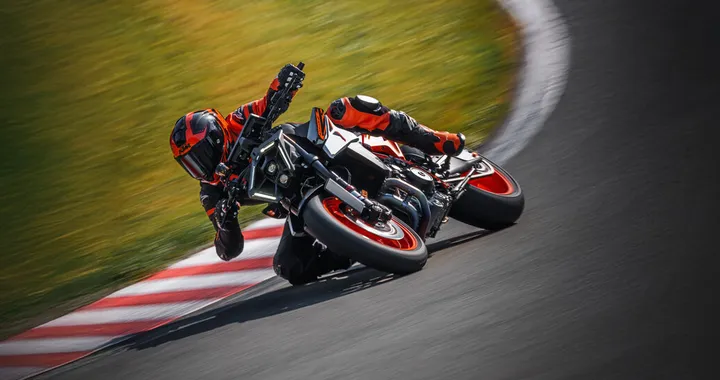 KTM 990 DUKE R 2026, 130 CV per la super naked: ecco quanto costa