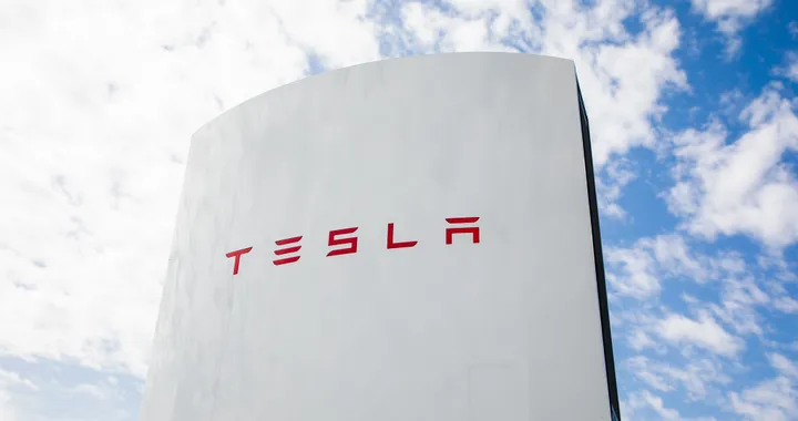Tesla taglia altri posti di lavoro: licenziato il team Supercharger