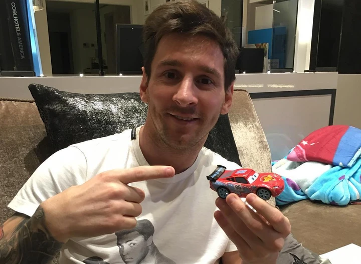 Messi parcheggia l'auto in salotto, il suo 