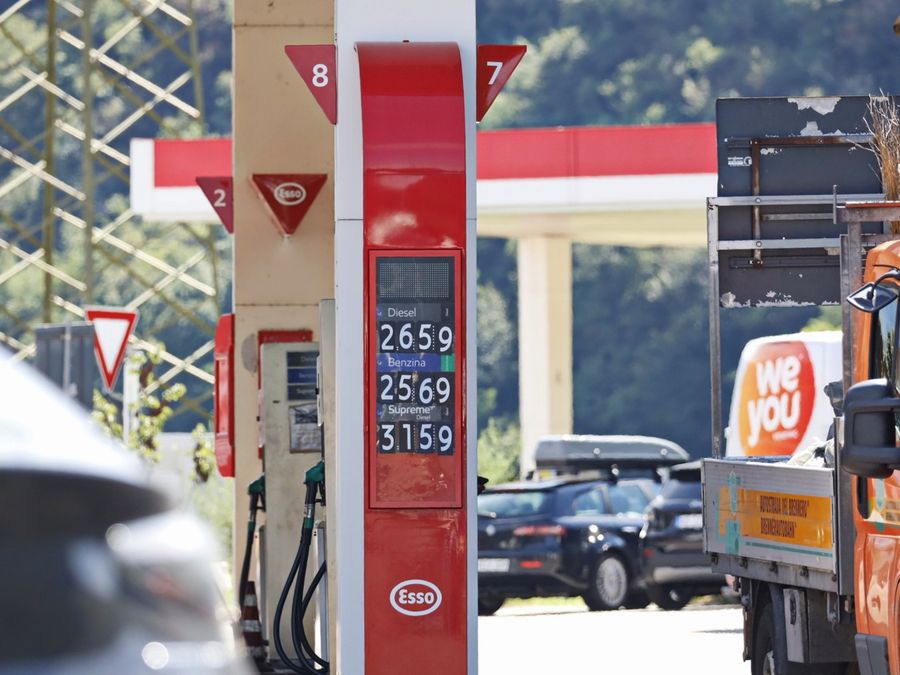Stazione di servizio in Alto Adige con prezzi del gasolio superiore ai 3 euro al litro