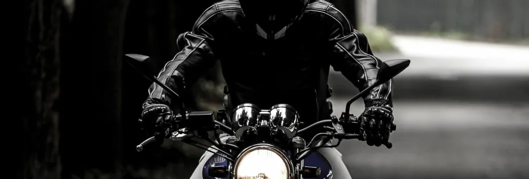 Sicurezza moto: guanti e paraschiena obbligatori nel nuovo Codice della strada?