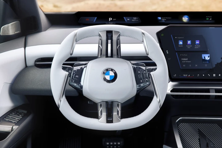 BMW Panoramic iDrive rivoluziona l'esperienza di guida: ecco come funziona