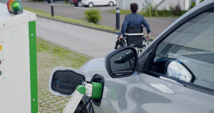 Ford sperimenta una stazione per la ricarica robotizzata per i disabili