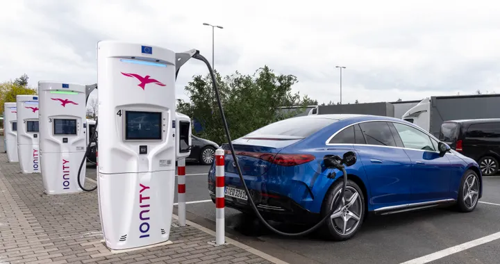 Mercedes me Charge 2.0, ricarica senza sorprese: tariffe trasparenti e bloccate