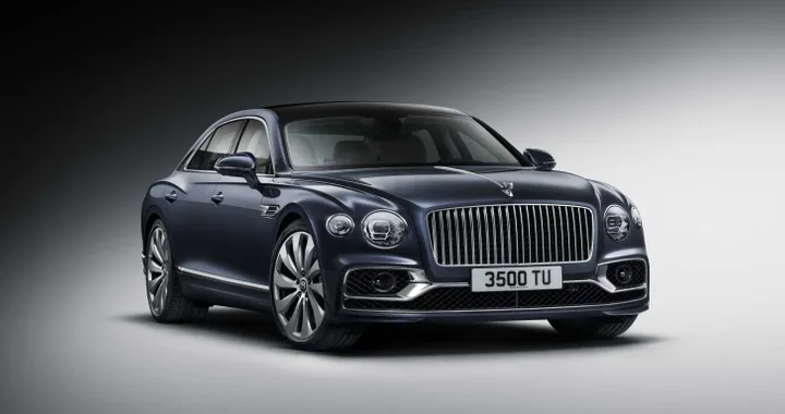 Bentley Flying Spur: le novità tecnologiche della berlina W12 da 333 km/h