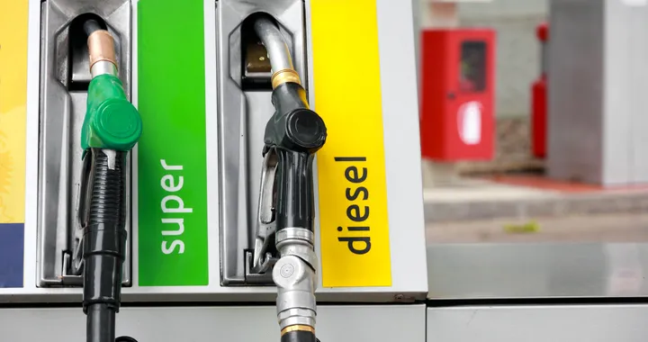 Parigi verso l'addio al diesel. Vietato in 4 stazioni di servizio