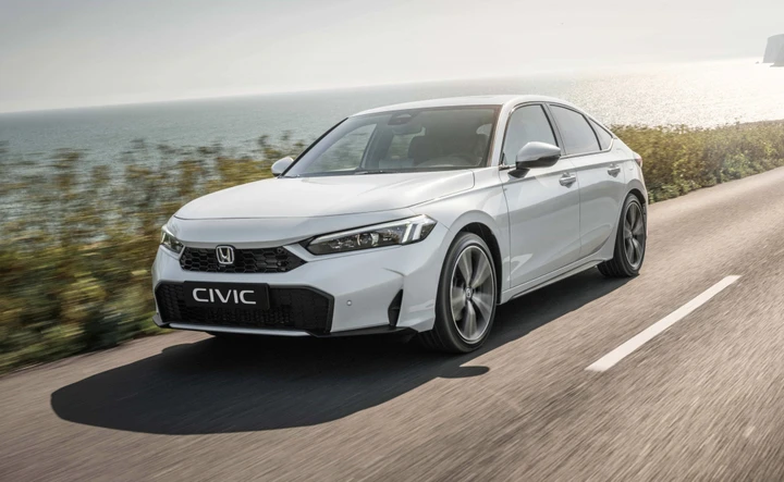 Honda Civic si aggiorna, ecco come cambia con il restyling: novità e prezzi