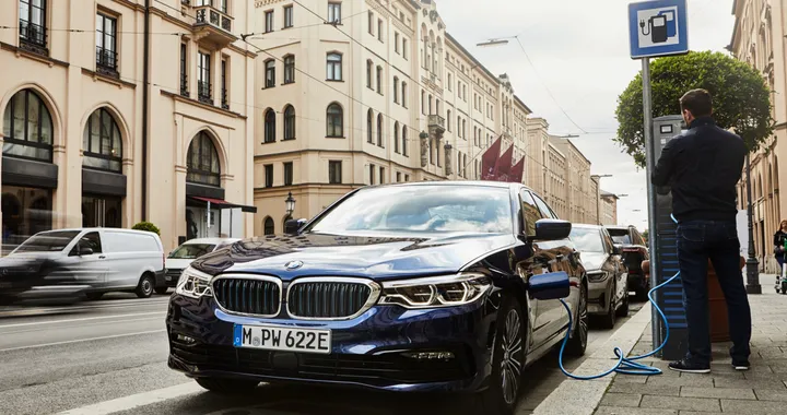 BMW 530e, la Serie 5 ibrida plug-in si aggiorna: più autonomia e trazione 4x4
