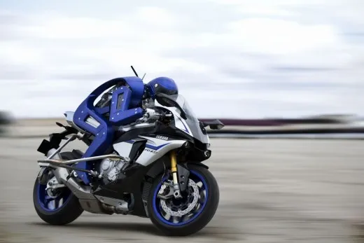 Yamaha Motobot: il robot pilota sfida Valentino Rossi