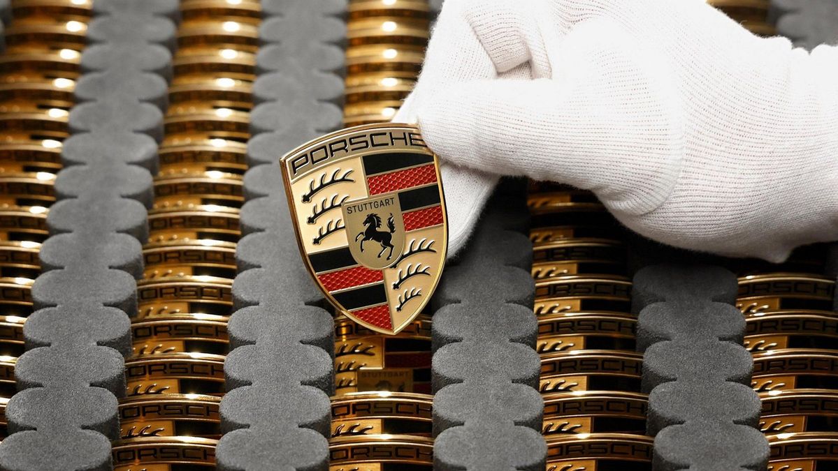 Porsche, il nuovo SUV di punta non sarà più elettrico: benzina e Plug-in