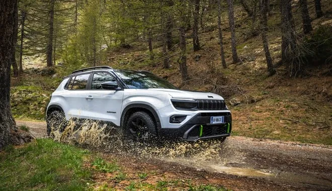 La visione creativa dietro la Jeep Avenger 4xe svelata dai suoi designer