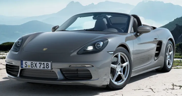 Porsche Boxster elettrica, nuove foto spia durante la ricarica presso IONITY