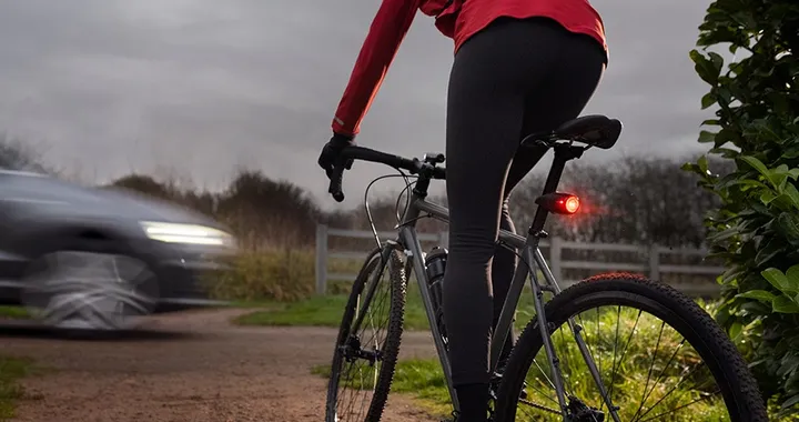 Vodafone Curve Bike light &amp; GPS tracker, dispositivo per la sicurezza dei ciclisti
