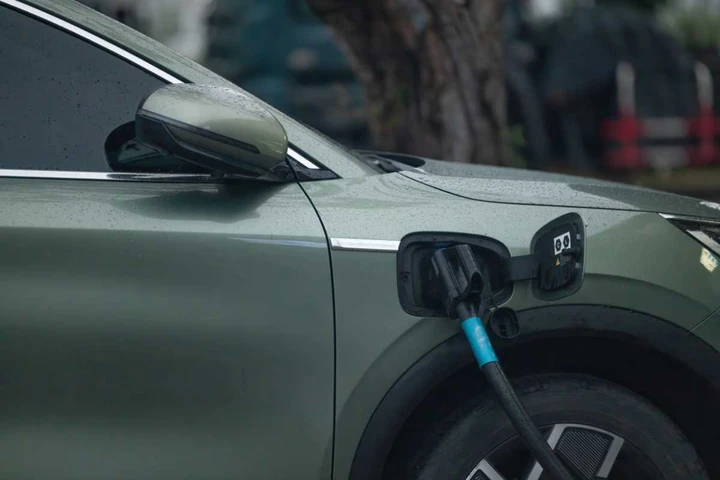 Auto elettriche rottamate valgono il 18% più delle termiche: lo studio che lo dimostra