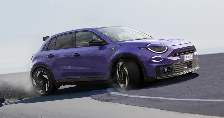 Abarth 600e, ultime foto spia tra le vie di Torino prima del debutto
