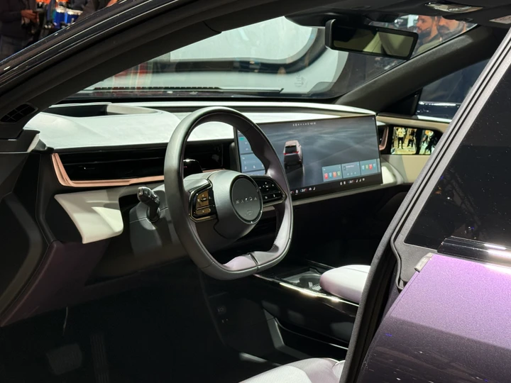 Nuova Mazda CX-6e, interni e bagagliaio del SUV elettrico