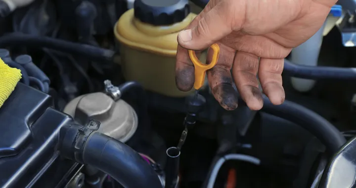 Cambio olio: gli attrezzi indispensabili per farlo in garage risparmiando