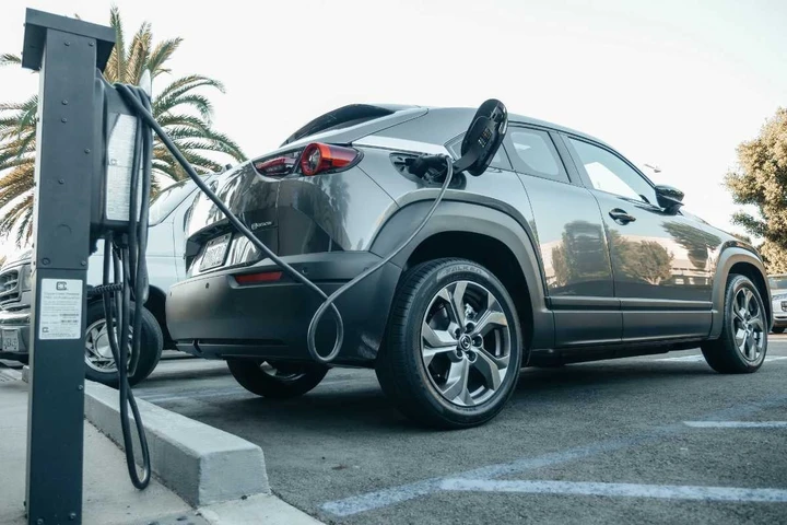 Auto elettriche, polemica in Belgio: bandite dai parcheggi sopraelevati dei supermercati