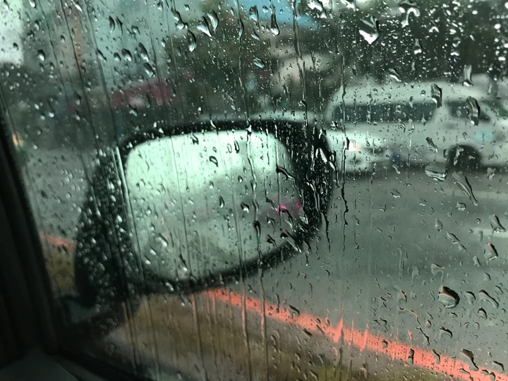 Salire in auto quando piove può essere un problema se non si ha questo accessorio in offerta