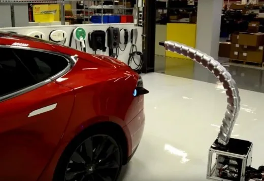 Tesla e il braccio robotico per ricaricare la Model S