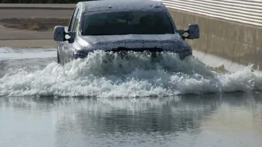 Nissan Titan 2016: i test di resistenza in strada e offroad | video