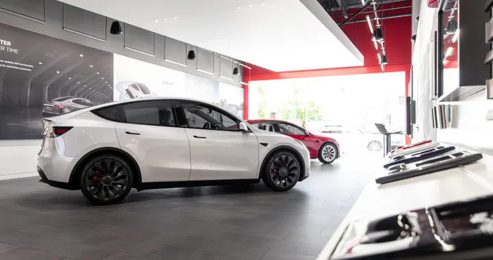 Compri una Tesla nuova? Arriverà a casa guidando da sola