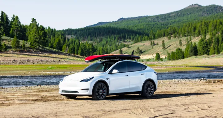 Tesla, nuovo aggiornamento per le auto: arrivano Disney+ e la Car Wash Mode