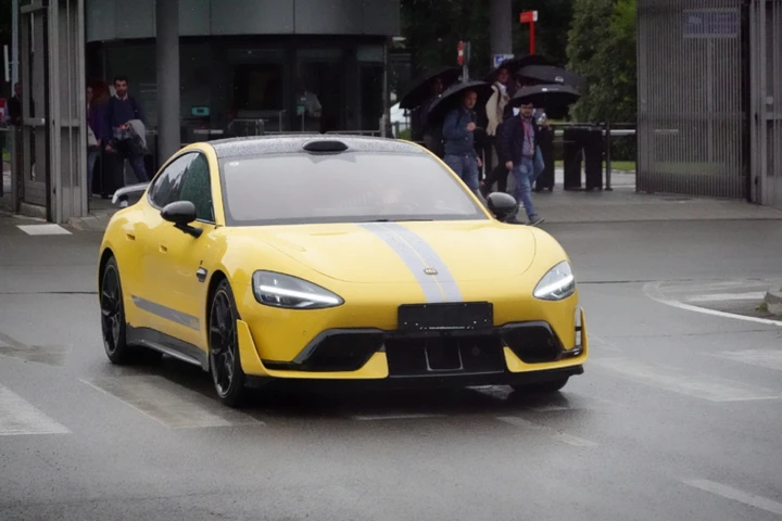 Ferrari studia Xiaomi? Una SU7 Ultra è stata vista a Maranello