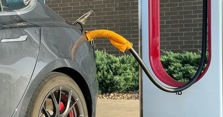 Tesla, il trucco dell’asciugamano non serve: le modifiche software lo rendono inutile