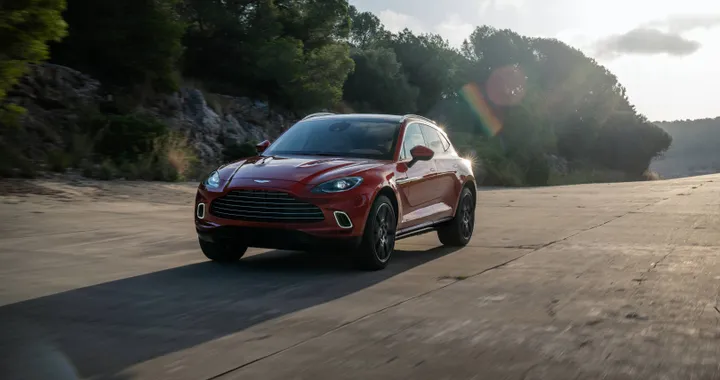 Aston Martin DBX: in arrivo anche una versione a 7 posti e una coupé | Rumor